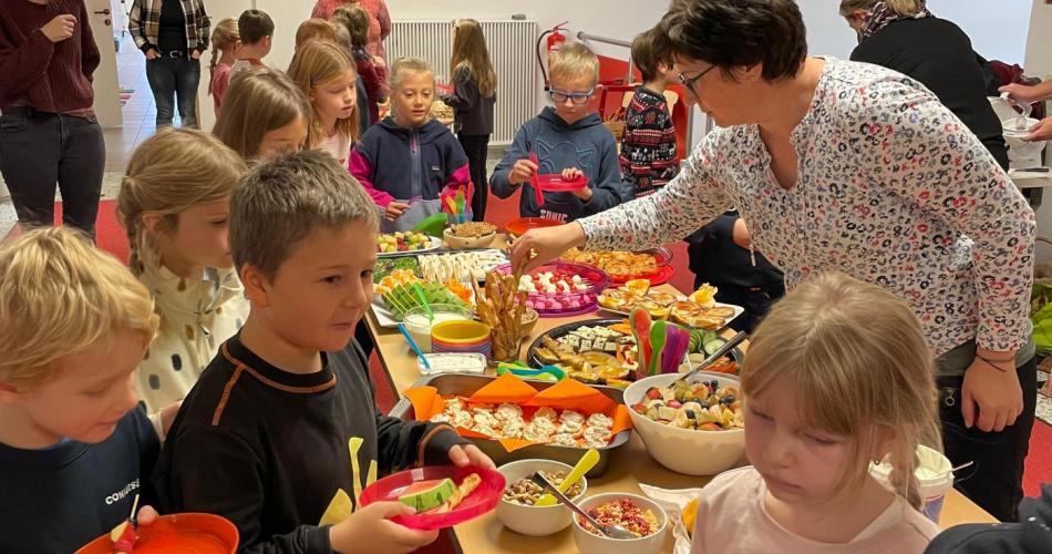 Kinder bei der Gesunden Jause