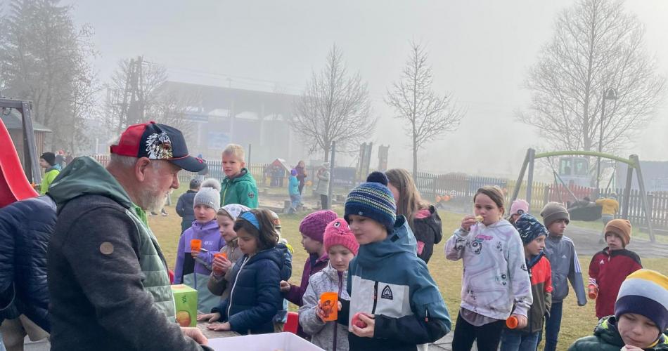 Gartenverein mit Kindern am Tag des Apfels