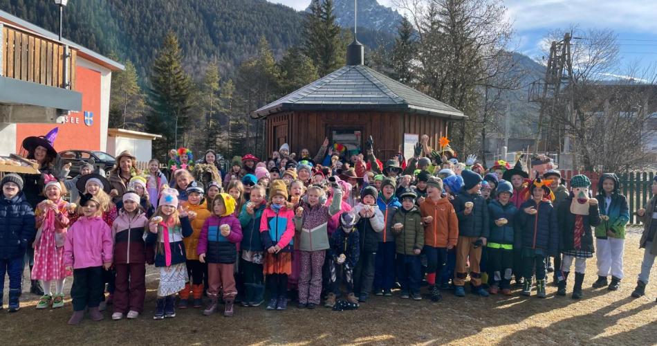Kinder mit Faschingskrapfen