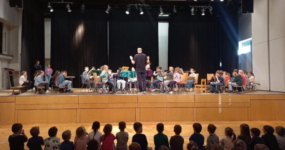 Kinder beim Musikschulkonzert