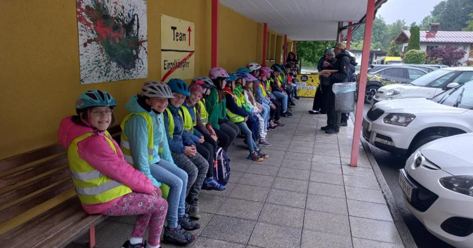 Kinder beim Warten auf die Radfahrprüfung