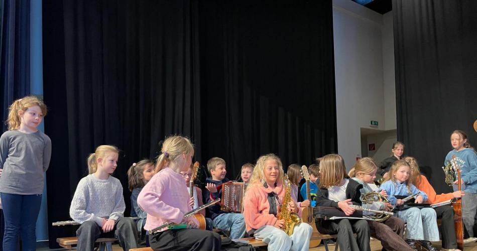 Kinder mit Instrumenten