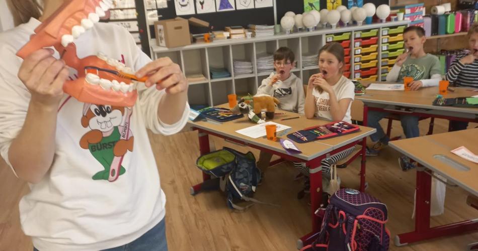 Elfi beim Erklären des richtigen Zähneputzens. 