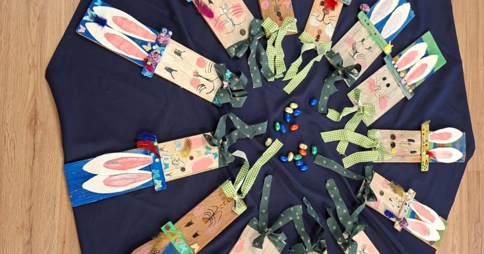 Kinder mit Osterwerkstück