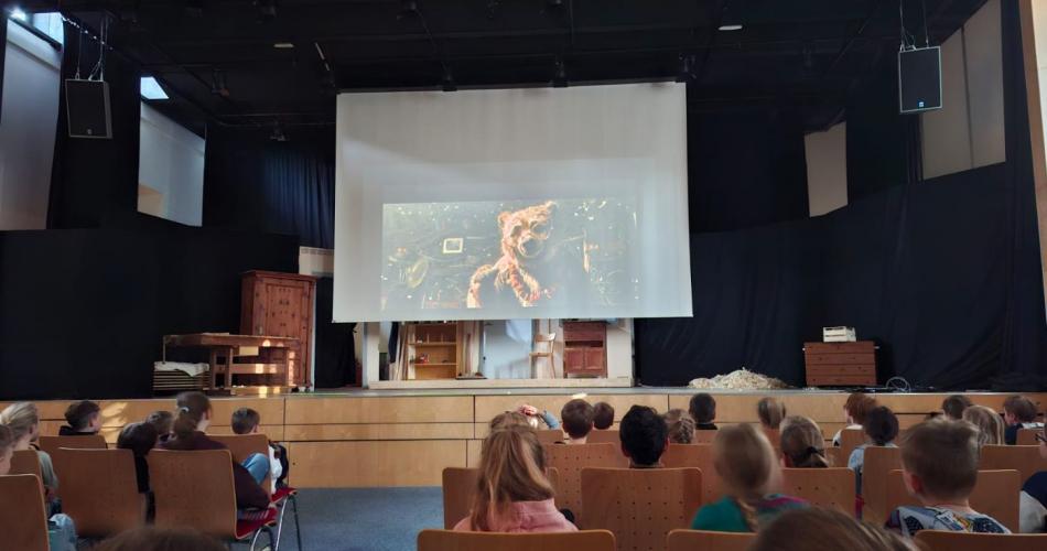 Schulfilm im Turnsaal