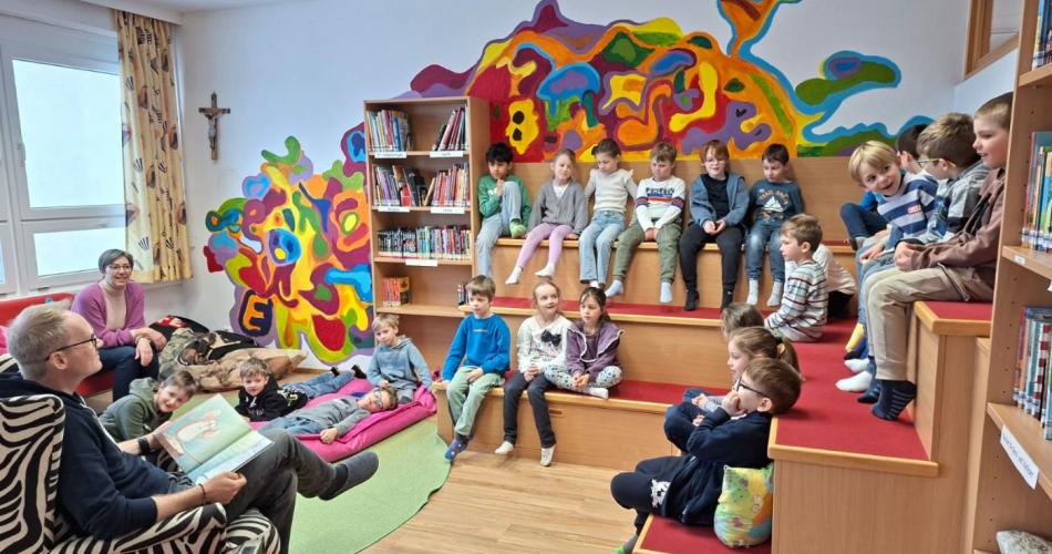 Kinder beim Zuhören