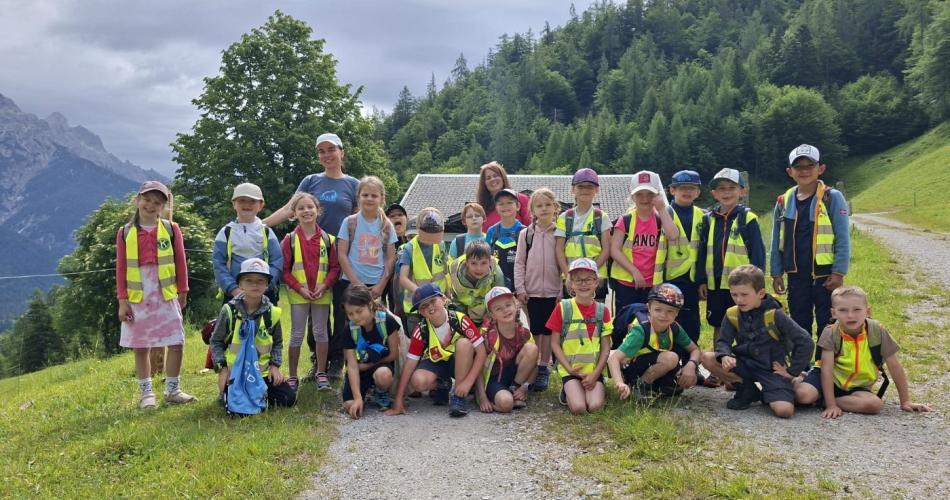 Erste Klasse beim Wandern