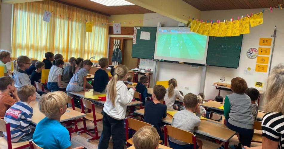 Kinder beim WM schauen