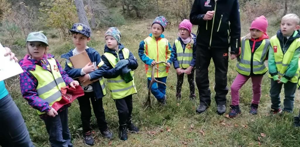 Kinder mit Waldaufseher