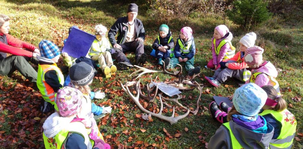 Kinder mit Hirschgeweih