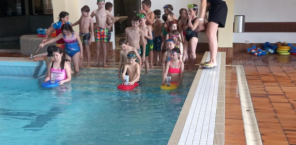 Kinder im Wasser