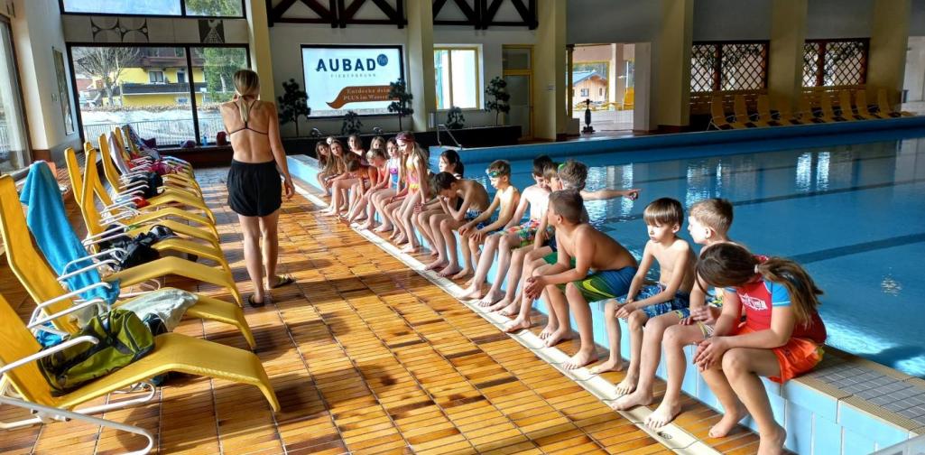 Kinder am Schwimmbecken