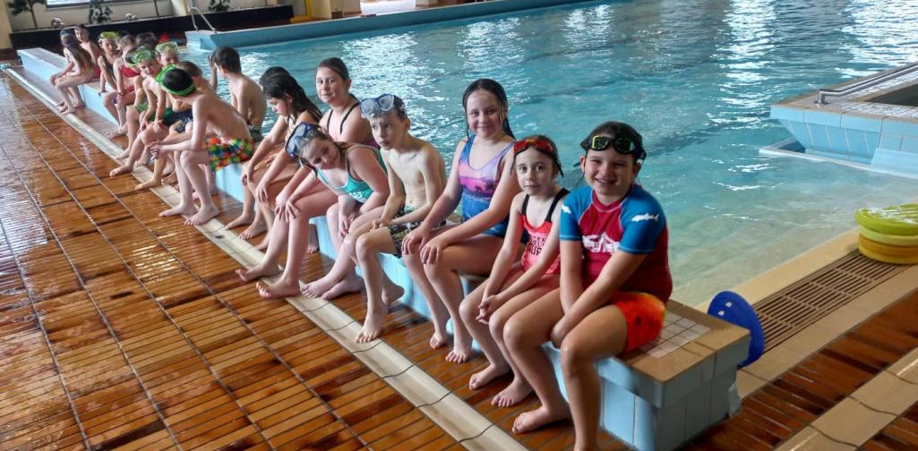 Kinder am Schwimmbecken